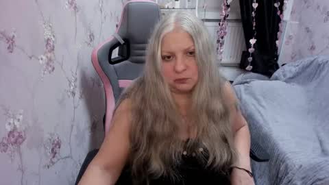 silver_moon_light online show from October 19, 2025, 8:09 pm