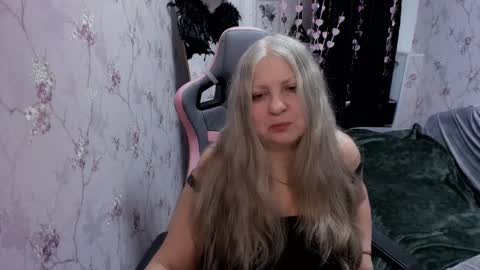 silver_moon_light online show from November 4, 2025, 9:58 pm