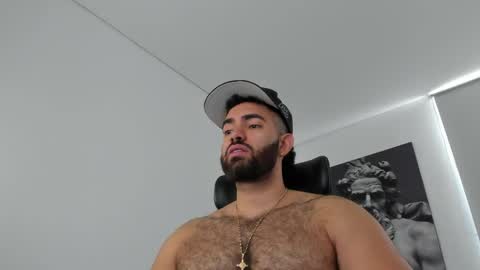 simon_leon01 online show from May 17, 2026, 4:25 pm