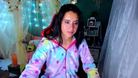 Snapshot of simone_simpson chatting on January 4, 2025, 9:00 am Simon Simpson Modelo Independiente online show from January 4, 2025, 9:00 am