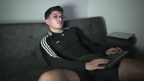 Snapshot of simoon_01 chatting on October 20, 2025, 3:40 am SIMOON online show from October 20, 2025, 3:40 am