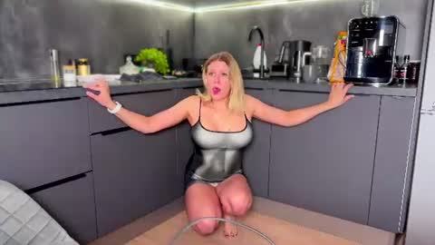 Snapshot of simply_sasha chatting on June 15, 2026, 3:14 pm A present for me online show from June 15, 2026, 3:14 pm