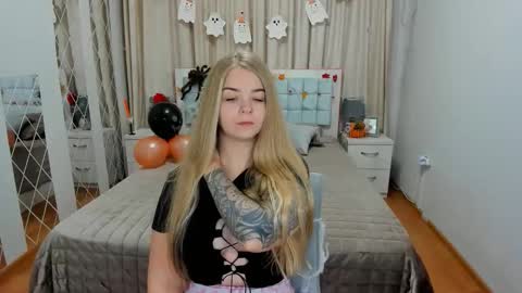 SirenaBloom online show from October 26, 2025, 5:35 am