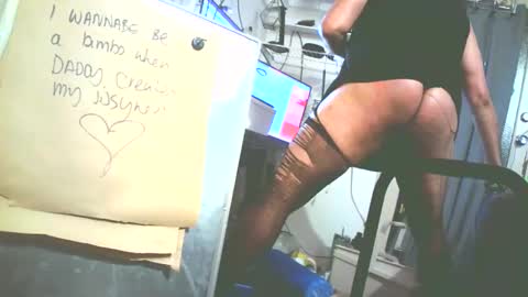 Snapshot of sissyboilooking chatting on October 17, 2025, 9:23 am RESPONDS WELL TO ... online show from October 17, 2025, 9:23 am