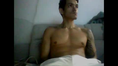 Snapshot of skater19xxx chatting on December 6, 2024, 2:35 am miguel online show from December 6, 2024, 2:35 am