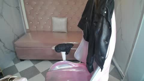 Snapshot of skeler_lovd_b chatting on May 4, 2026, 12:23 pm Skarlet online show from May 4, 2026, 12:23 pm