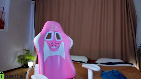 Snapshot of skelerata chatting on October 8, 2025, 7:17 am Emily online show from October 8, 2025, 7:17 am