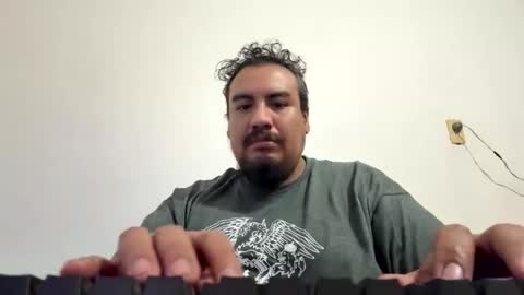 Snapshot of skinhell chatting on December 4, 2025, 12:31 am Elias online show from December 4, 2025, 12:31 am