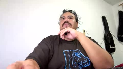 Snapshot of skinhell chatting on December 5, 2025, 12:08 am Elias online show from December 5, 2025, 12:08 am