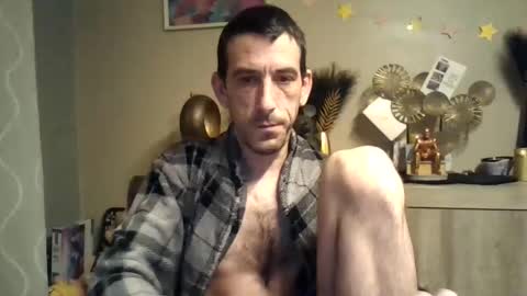 Snapshot of skinnybigcock2 chatting on December 18, 2024, 3:04 am SkinnyBigCock2 online show from December 18, 2024, 3:04 am
