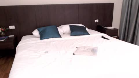 skinnythai4u online show from November 22, 2025, 2:27 pm