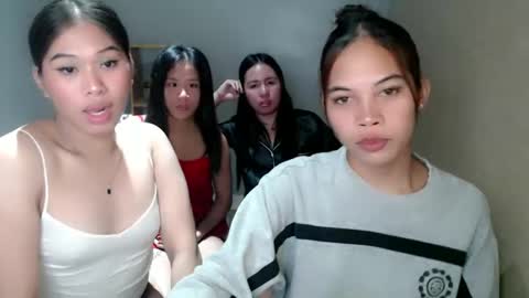Snapshot of sky_fox_sweetxx chatting on December 16, 2024, 1:11 pm online show from December 16, 2024, 1:11 pm