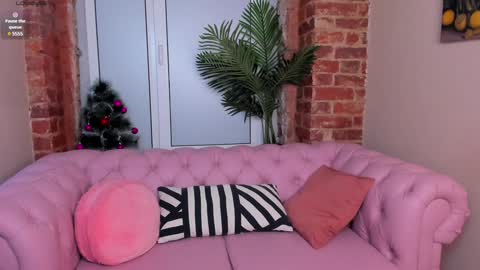 Snapshot of skye_shy chatting on December 20, 2024, 1:43 pm Skye online show from December 20, 2024, 1:43 pm