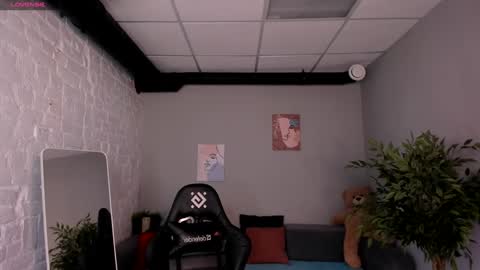 Snapshot of skye_shy chatting on January 11, 2025, 2:15 pm Skye online show from January 11, 2025, 2:15 pm