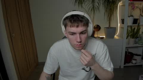 Snapshot of slippery_baby chatting on January 19, 2025, 1:22 pm Mila online show from January 19, 2025, 1:22 pm