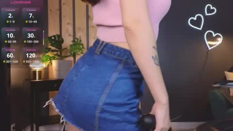 Snapshot of slow_flower chatting on October 31, 2025, 12:50 pm Emilia online show from October 31, 2025, 12:50 pm