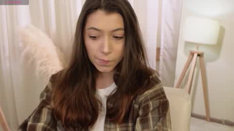 Snapshot of slow_flower chatting on November 28, 2025, 12:08 pm Emilia online show from November 28, 2025, 12:08 pm