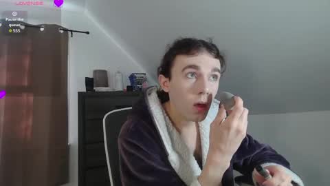 Natsu online show from November 19, 2025, 7:03 pm