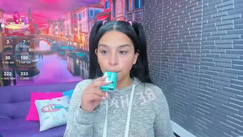 Mariana Torres online show from December 18, 2025, 1:50 pm