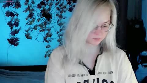 smallimpmeili online show from November 1, 2025, 7:16 pm