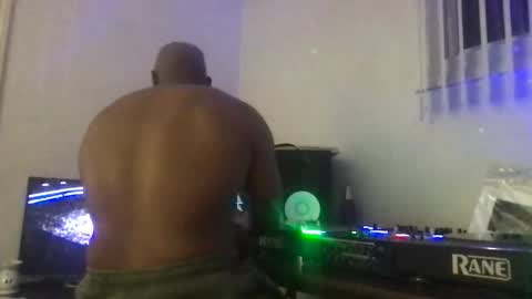 Snapshot of smellmycologne chatting on November 22, 2025, 5:17 am smellmycologne online show from November 22, 2025, 5:17 am