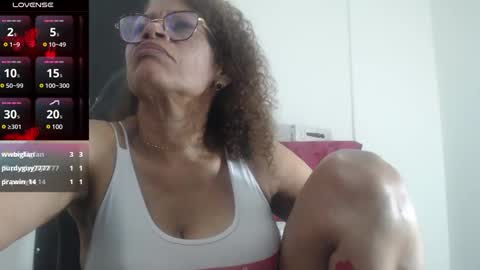 Snapshot of smilet_milf chatting on December 9, 2024, 5:41 pm Smileth online show from December 9, 2024, 5:41 pm