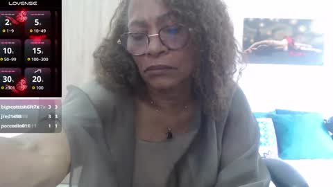 Snapshot of smilet_milf chatting on December 15, 2024, 3:53 pm Smileth online show from December 15, 2024, 3:53 pm