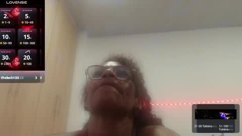 Snapshot of smilet_milf chatting on December 28, 2024, 5:14 pm Smileth online show from December 28, 2024, 5:14 pm