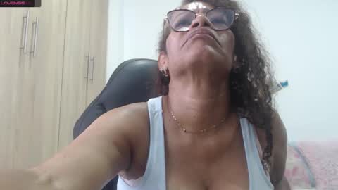 Snapshot of smilet_milf chatting on January 18, 2025, 4:21 pm Smileth online show from January 18, 2025, 4:21 pm