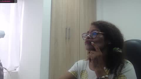 Snapshot of smilet_milf chatting on January 28, 2025, 11:28 am Smileth online show from January 28, 2025, 11:28 am