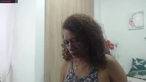 Snapshot of smilet_milf chatting on February 14, 2025, 11:42 am Smileth online show from February 14, 2025, 11:42 am