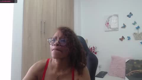 Snapshot of smilet_milf chatting on February 19, 2025, 4:00 pm Smileth online show from February 19, 2025, 4:00 pm
