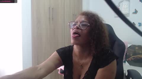 Snapshot of smilet_milf chatting on February 22, 2025, 5:24 pm Smileth online show from February 22, 2025, 5:24 pm