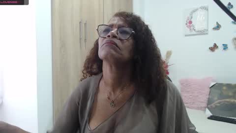 Snapshot of smilet_milf chatting on February 24, 2025, 11:43 am Smileth online show from February 24, 2025, 11:43 am