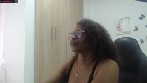 Snapshot of smilet_milf chatting on February 27, 2025, 12:02 pm Smileth online show from February 27, 2025, 12:02 pm