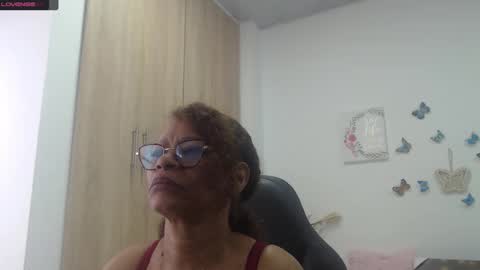 Snapshot of smilet_milf chatting on March 1, 2025, 12:12 pm Smileth online show from March 1, 2025, 12:12 pm