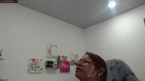 Snapshot of smilet_milf chatting on September 25, 2025, 12:42 pm Smileth online show from September 25, 2025, 12:42 pm