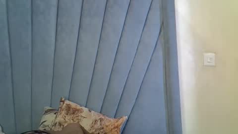 smiley_berry online show from September 28, 2025, 3:34 am