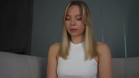 Snapshot of snow_is_falling chatting on February 21, 2025, 12:17 pm Candice Snow online show from February 21, 2025, 12:17 pm