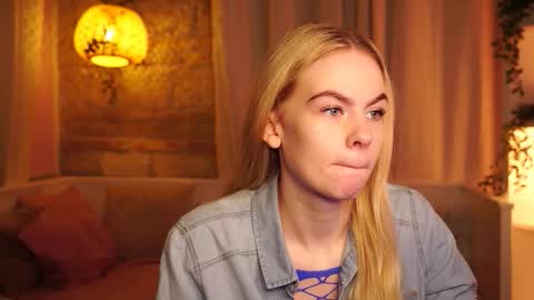 Snapshot of snowbarbieee chatting on October 28, 2025, 9:35 am Hanna online show from October 28, 2025, 9:35 am