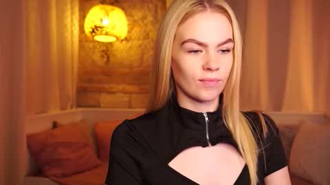 Snapshot of snowbarbieee chatting on October 30, 2025, 9:33 am Hanna online show from October 30, 2025, 9:33 am