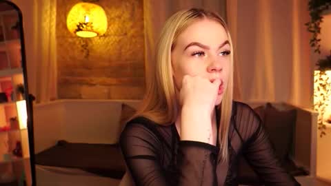 Snapshot of snowbarbieee chatting on November 8, 2025, 9:42 am Hanna online show from November 8, 2025, 9:42 am