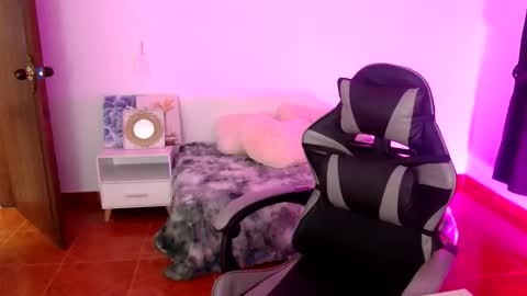 sofia online show from November 19, 2025, 7:14 pm