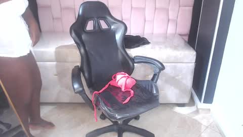 soffia_b online show from September 23, 2025, 3:09 am