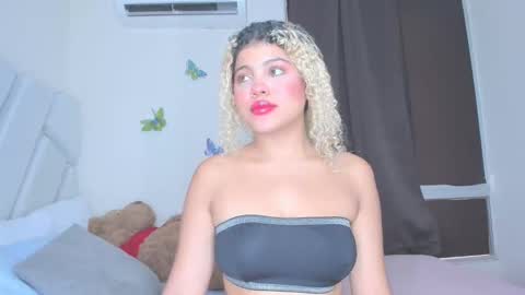 sofiacastillo01 online show from April 17, 2026, 6:55 pm