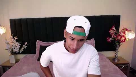 Snapshot of soft_attraction chatting on October 18, 2025, 7:47 pm Cam and Amy online show from October 18, 2025, 7:47 pm