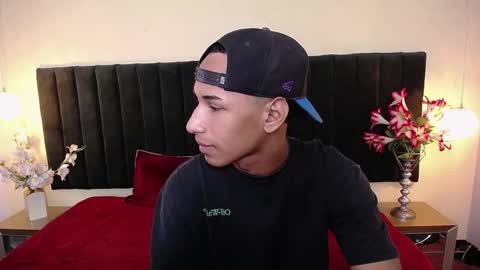 Snapshot of soft_attraction chatting on November 14, 2025, 8:07 pm Cam and Amy online show from November 14, 2025, 8:07 pm