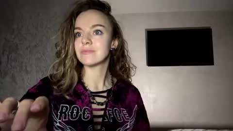 Snapshot of softly_jane chatting on October 23, 2025, 6:28 pm softly_jane online show from October 23, 2025, 6:28 pm