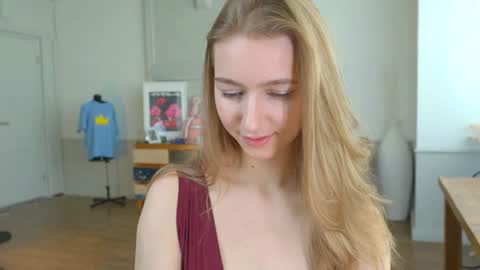 Snapshot of solar_bella chatting on January 31, 2025, 11:24 am Bella online show from January 31, 2025, 11:24 am