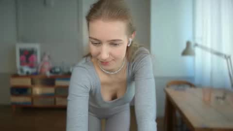 Snapshot of solar_bella chatting on February 19, 2025, 11:06 am Bella online show from February 19, 2025, 11:06 am